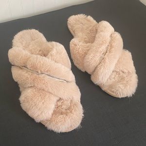 Chinese Laundry fluffy slippers